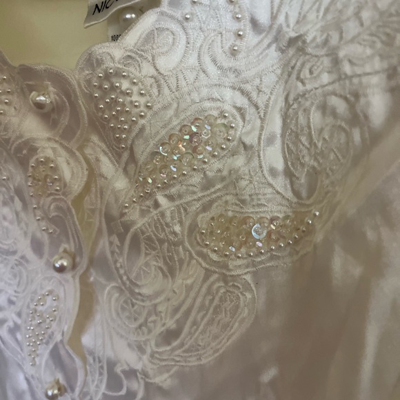 NICOLA White Satin Top with Pearl Accents Size 16 - Picture 8 of 9